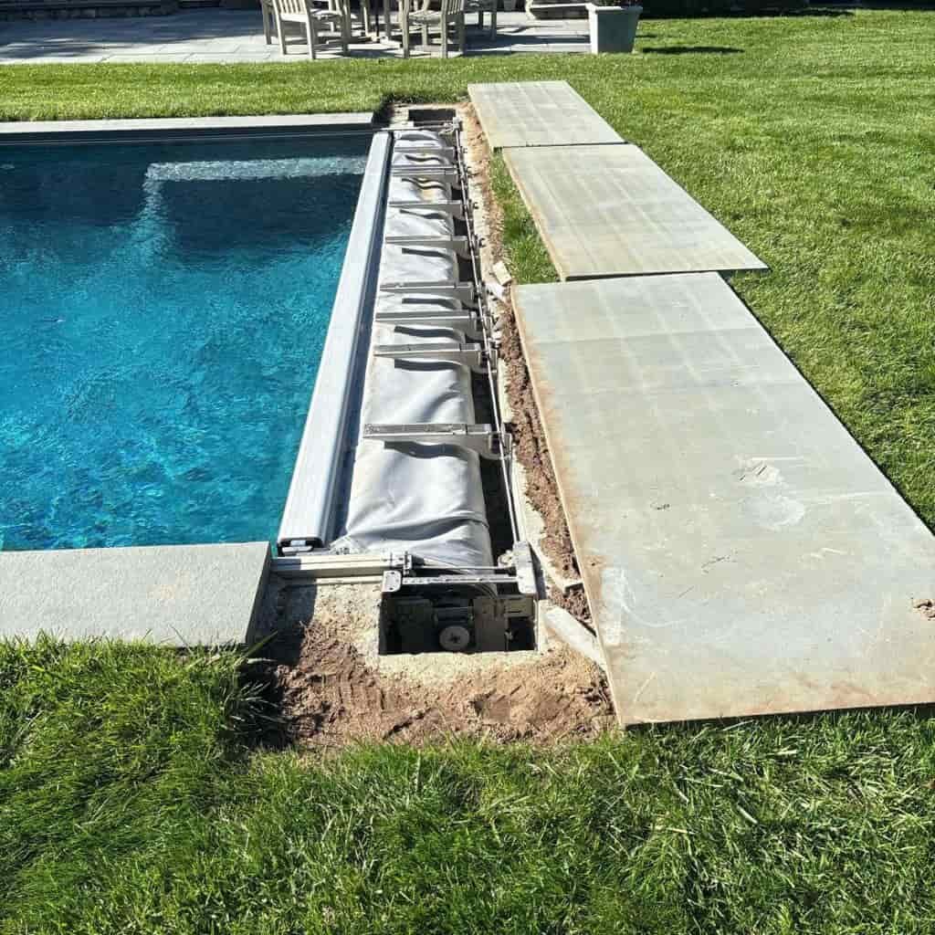 Vinyl liner pool with automatic pool cover installation Vinyl liner pool with automatic pool cover installation